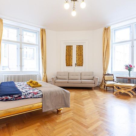 Royal Apartment By Charles Bridge View Of Saint Nicholas Church Praha Bagian luar foto