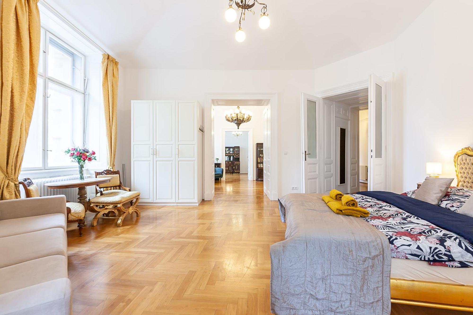 Royal Apartment By Charles Bridge View Of Saint Nicholas Church Praha Bagian luar foto