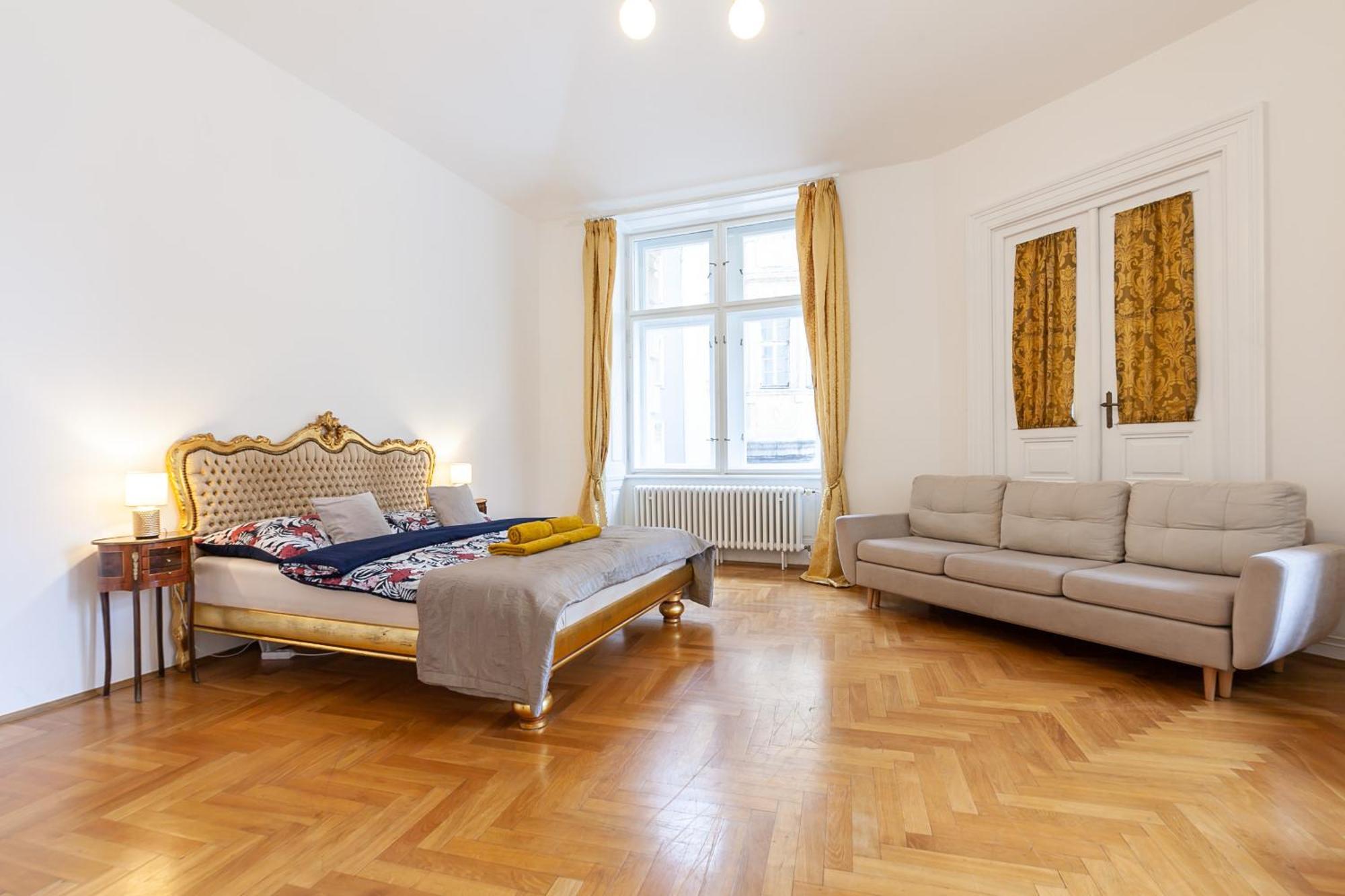 Royal Apartment By Charles Bridge View Of Saint Nicholas Church Praha Bagian luar foto