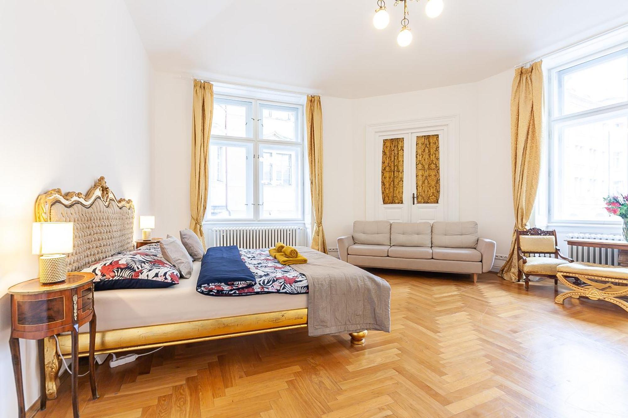 Royal Apartment By Charles Bridge View Of Saint Nicholas Church Praha Bagian luar foto