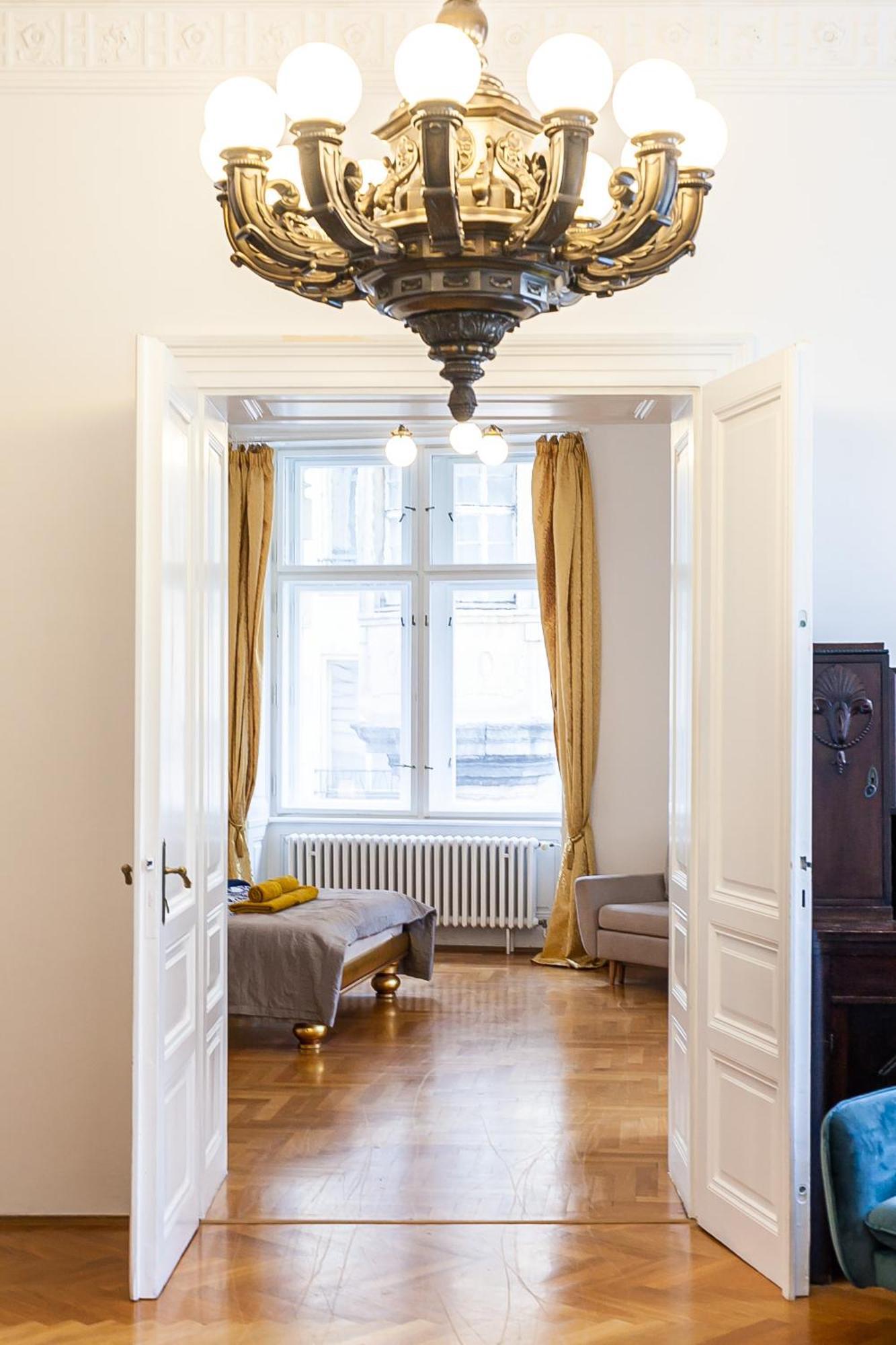 Royal Apartment By Charles Bridge View Of Saint Nicholas Church Praha Bagian luar foto