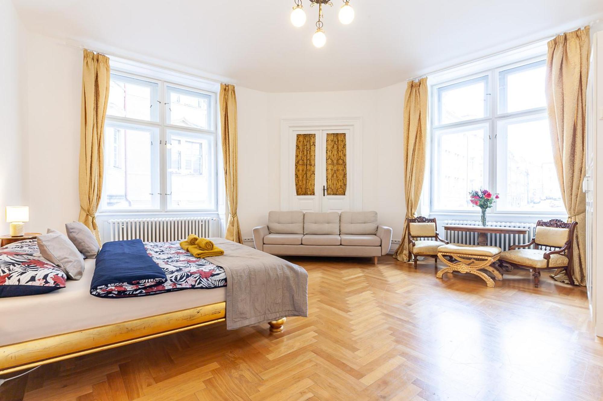 Royal Apartment By Charles Bridge View Of Saint Nicholas Church Praha Bagian luar foto