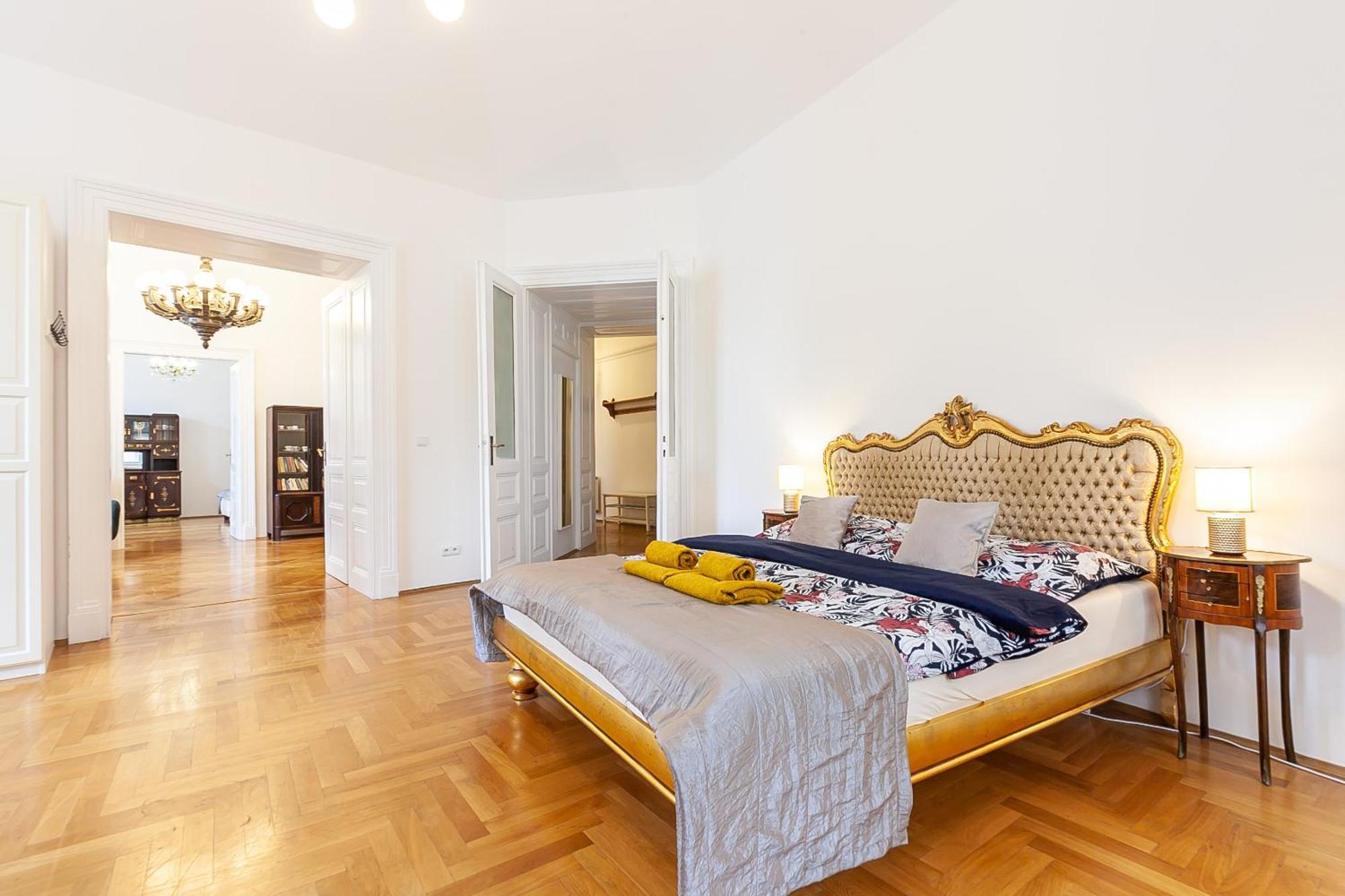 Royal Apartment By Charles Bridge View Of Saint Nicholas Church Praha Bagian luar foto