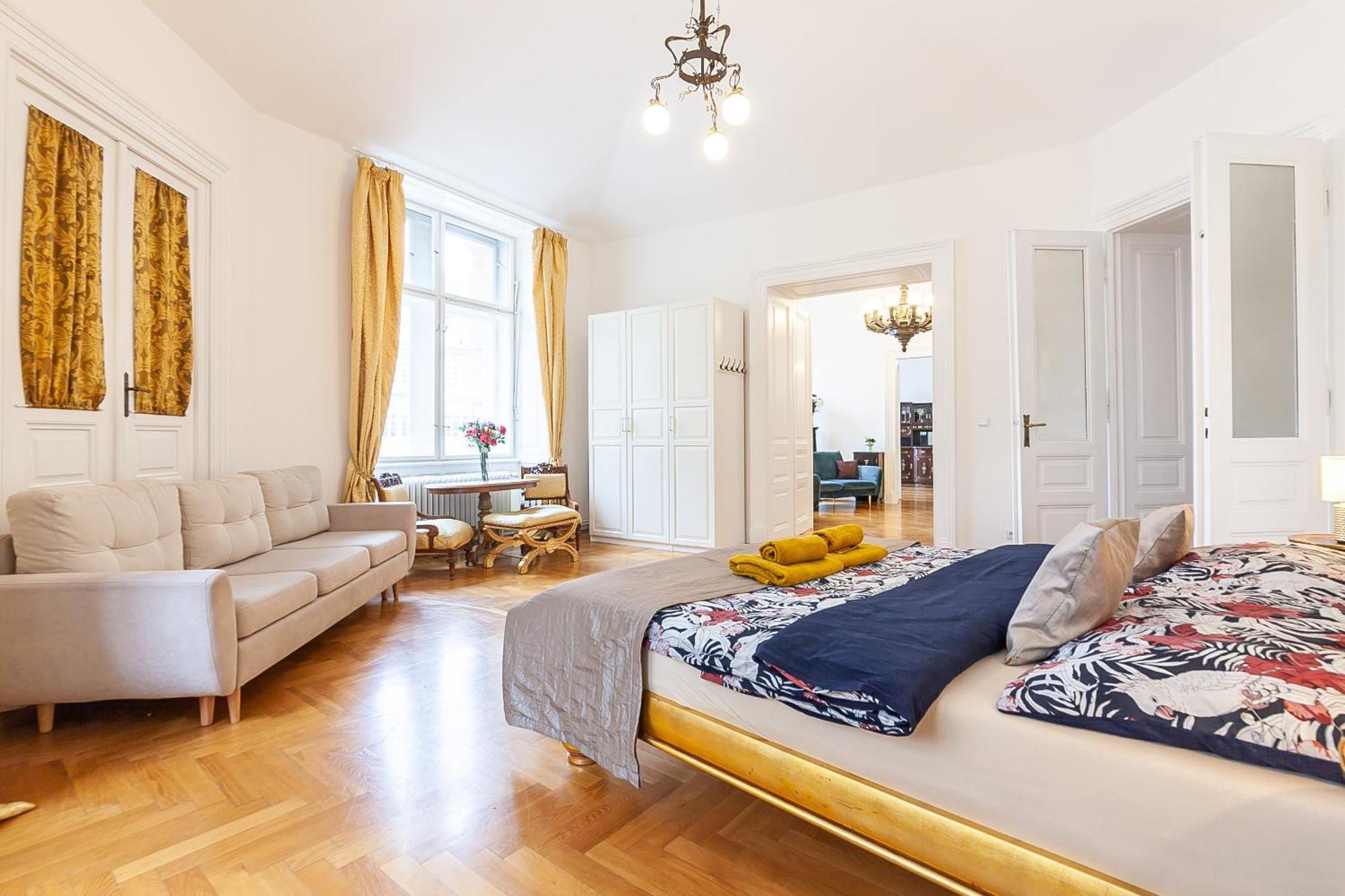 Royal Apartment By Charles Bridge View Of Saint Nicholas Church Praha Bagian luar foto