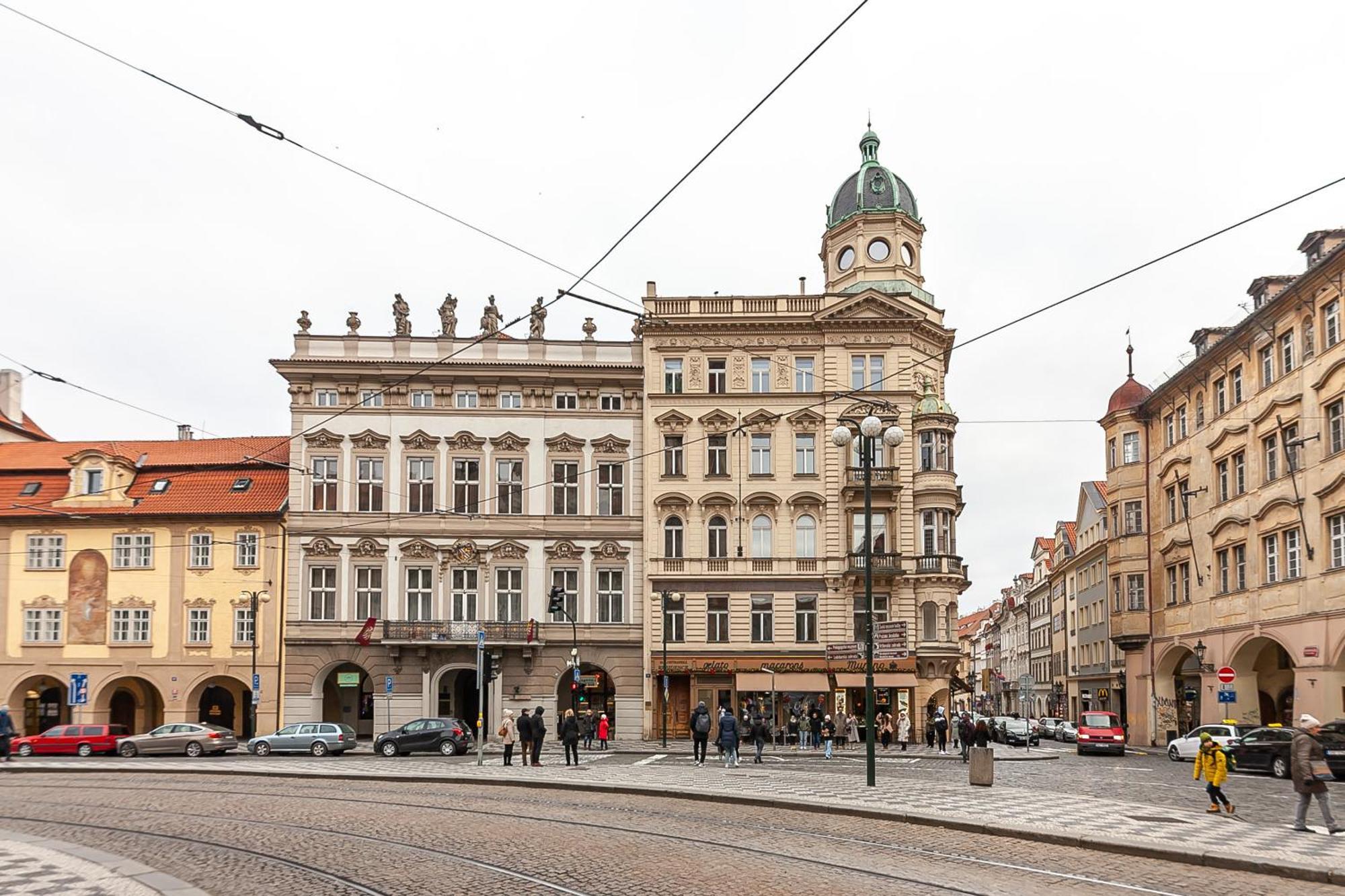 Royal Apartment By Charles Bridge View Of Saint Nicholas Church Praha Bagian luar foto