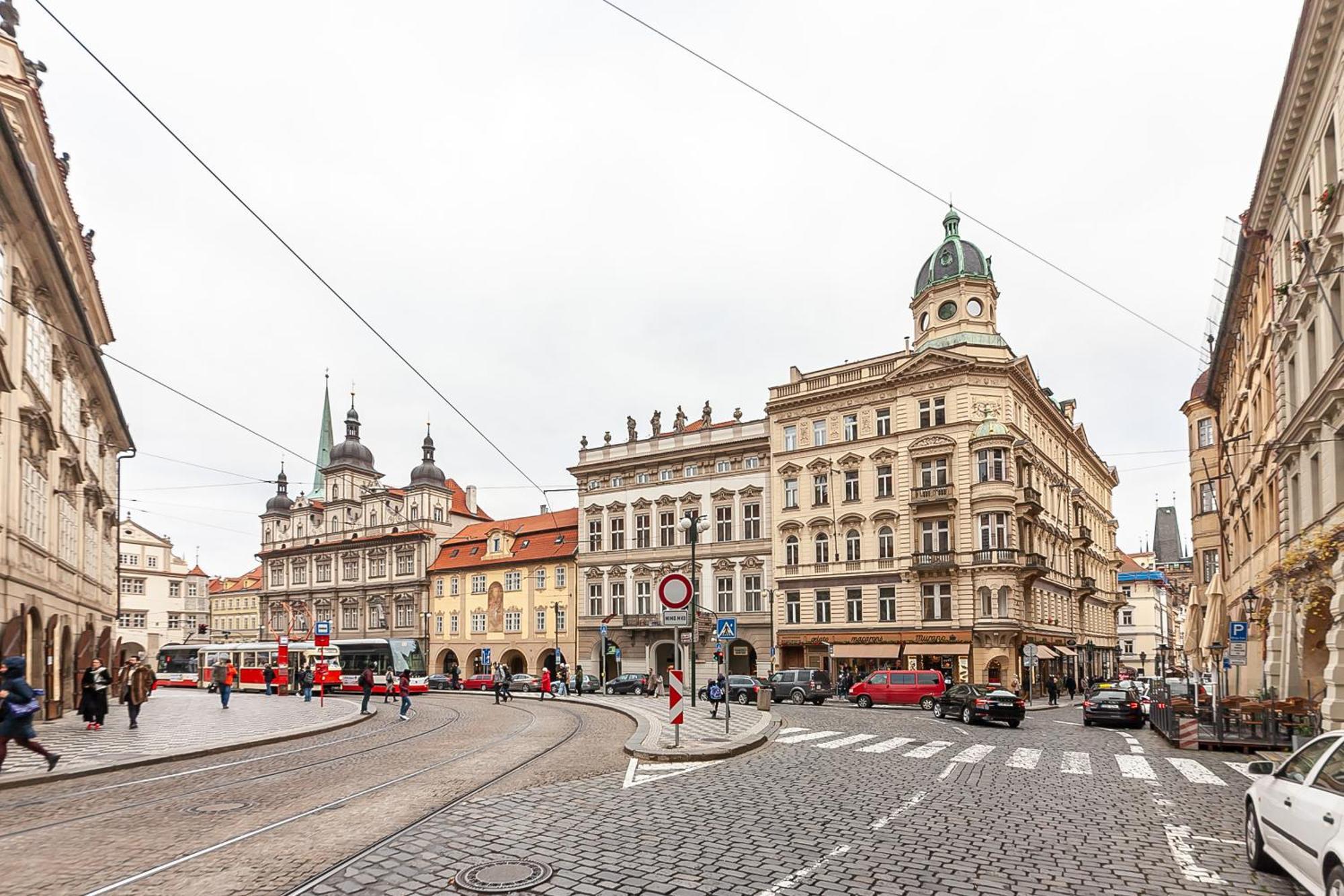 Royal Apartment By Charles Bridge View Of Saint Nicholas Church Praha Bagian luar foto