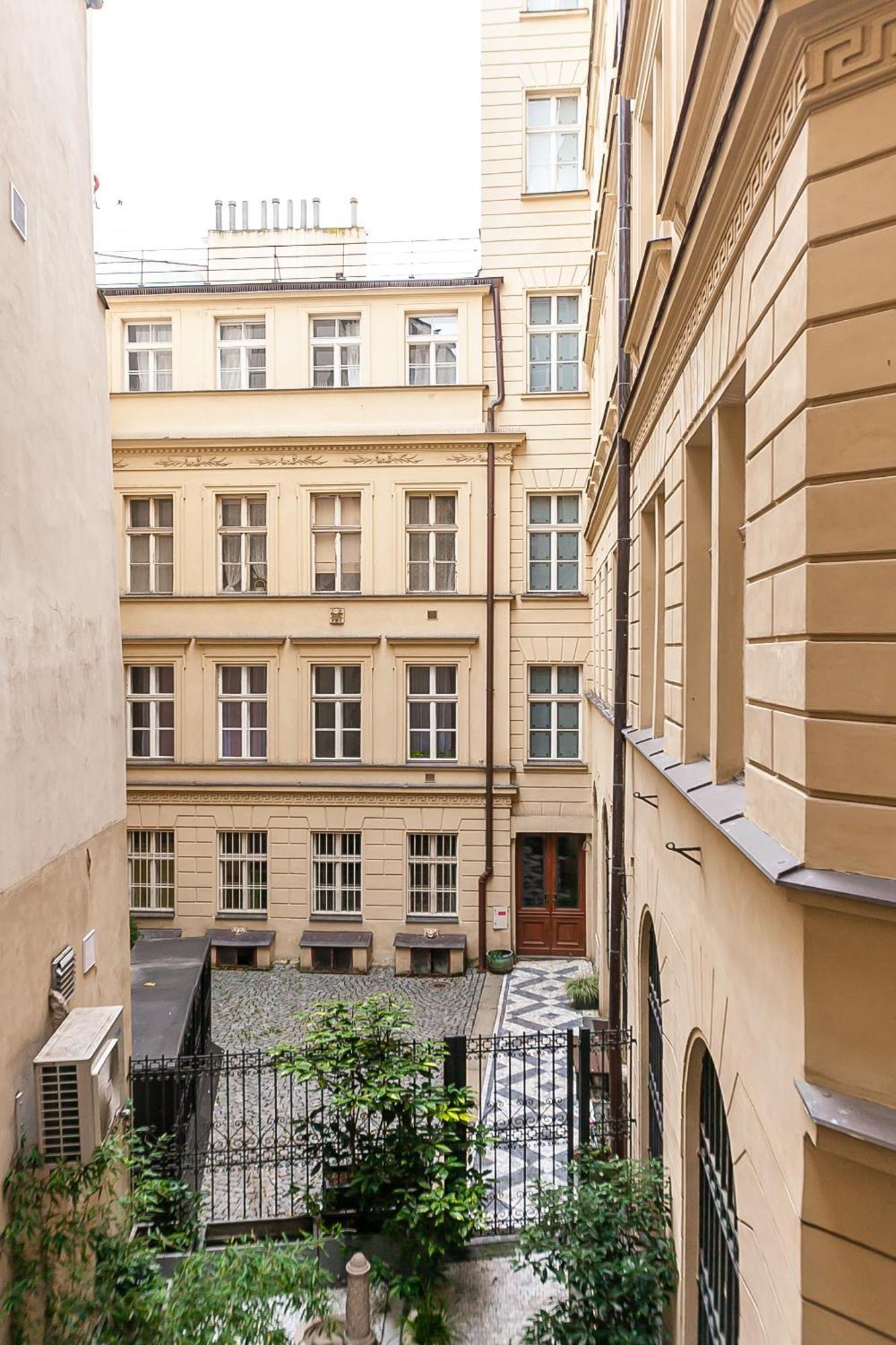 Royal Apartment By Charles Bridge View Of Saint Nicholas Church Praha Bagian luar foto