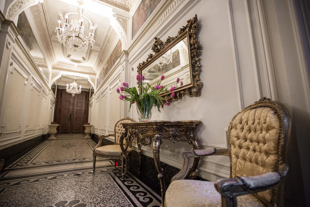 Royal Apartment By Charles Bridge View Of Saint Nicholas Church Praha Bagian luar foto