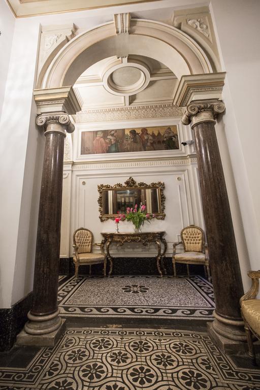 Royal Apartment By Charles Bridge View Of Saint Nicholas Church Praha Ruang foto