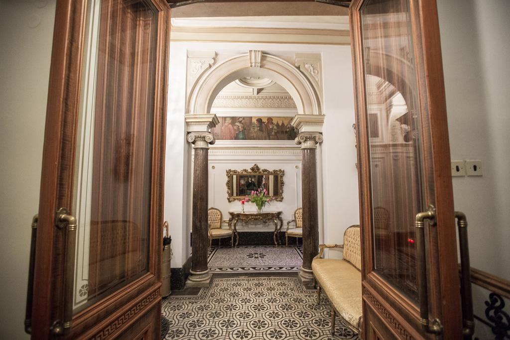 Royal Apartment By Charles Bridge View Of Saint Nicholas Church Praha Bagian luar foto