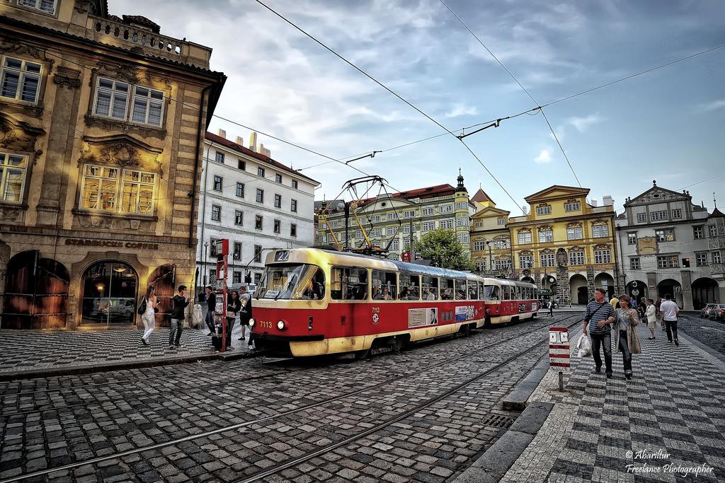 Royal Apartment By Charles Bridge View Of Saint Nicholas Church Praha Bagian luar foto