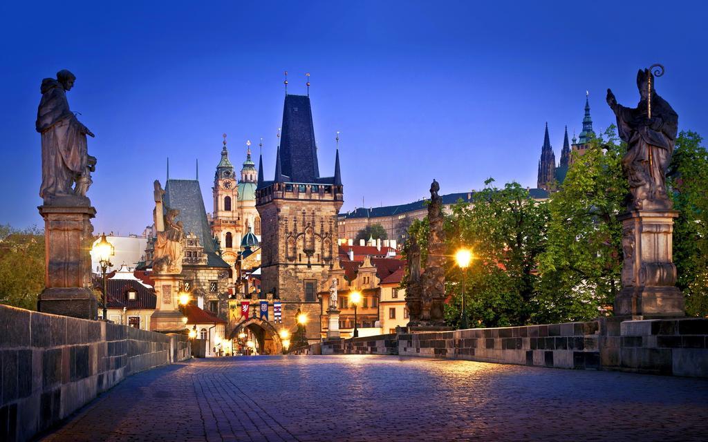 Royal Apartment By Charles Bridge View Of Saint Nicholas Church Praha Ruang foto