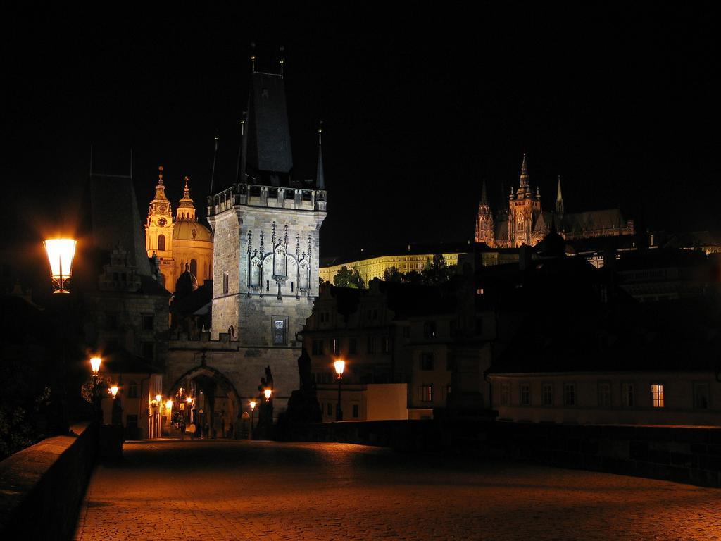 Royal Apartment By Charles Bridge View Of Saint Nicholas Church Praha Bagian luar foto